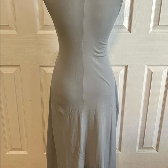 Elegant Gray Sleeveless Dress - Picture 4 of 6